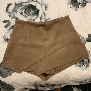 Tan suede skort, size M, never worn but no tags